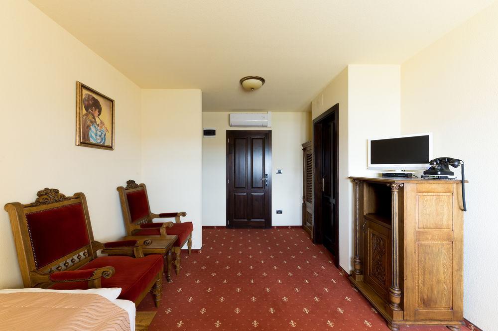 Hotel Castel Royal Mosnita Noua Exteriér fotografie